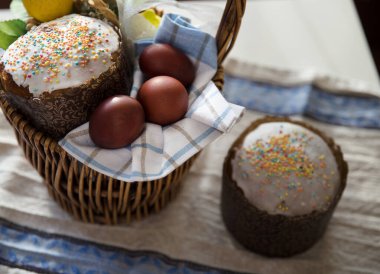 Paskalya hediyeli güzel sepet: pasta ve kırmızı yumurta, köy usulü.