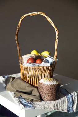 Paskalya hediyeli güzel sepet: pasta ve kırmızı yumurta, köy usulü.