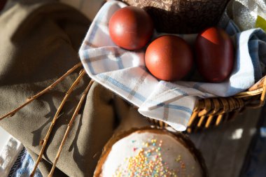 Paskalya hediyeli güzel sepet: pasta ve kırmızı yumurta, köy usulü.