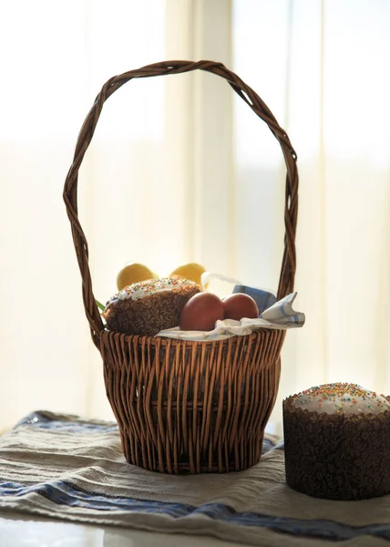 Cesta Bonita Com Guloseimas Páscoa Bolo Ovos Vermelhos Estilo Rústico — Fotografia de Stock