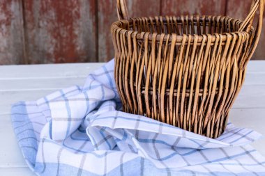 Ahşap bir masada boş bir sepet, köy tarzı.