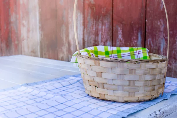 Cesto Vuoto Tavolo Legno Stile Rustico — Foto Stock