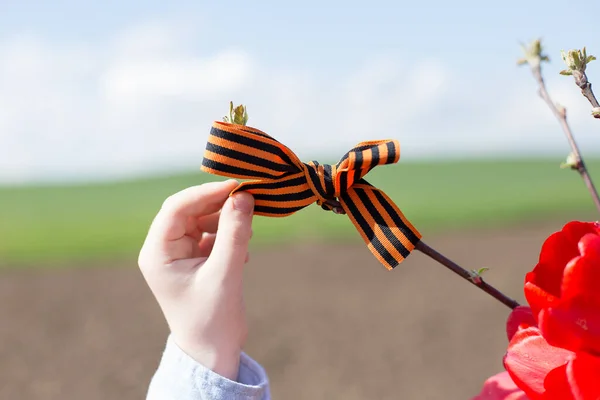 Tulipany Wstążka Świętego Jerzego Rękach Dziecka Naturze Pojęcie Dnia Zwycięstwa — Zdjęcie stockowe