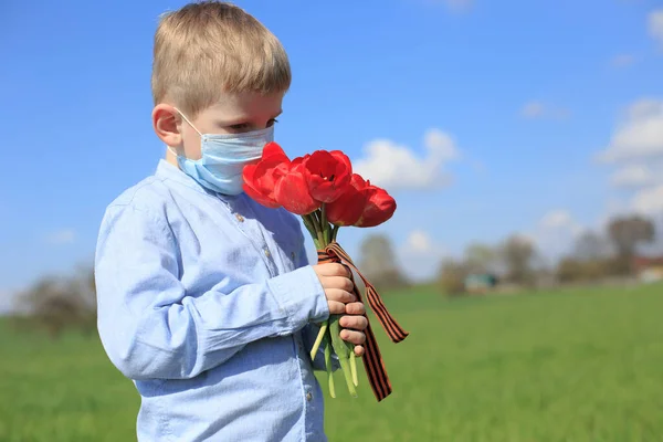 Tulipánok Szent György Szalagja Egy Aranyos Gyermek Kezében Természetben Emlékezés — Stock Fotó