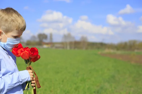Tulipany Wstążka Jerzego Rękach Słodkiego Dziecka Naturze Koncepcja Dnia Pamięci — Zdjęcie stockowe