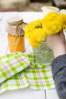 Kırsal ahşap arka planda karahindiba reçeli. Sağlıklı taze besin. Sağlıklı yemek..
