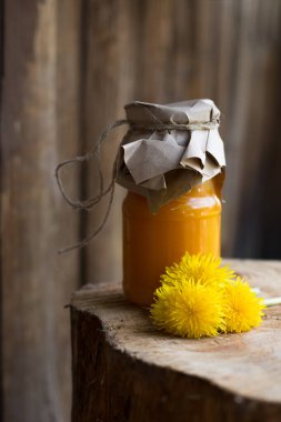 Konserve karahindiba çiçeği reçeli, gökyüzü arkaplanı