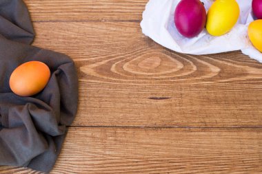 Ahşap bir masada paskalya yumurtaları, üst manzara, köy tarzı.