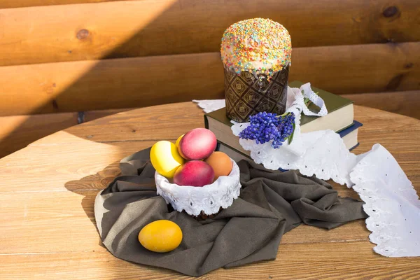 伝統的な卵やパイとイースター木製のテーブル 素朴なスタイル — ストック写真