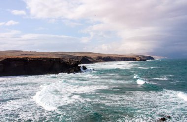 Fuerteventura kayalıklarla plaj