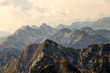 Slovenya, Bohinj dağ aralığı boyunca parlayan güneş