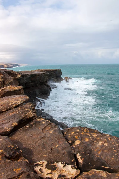 Acantilado Alto Con Olas Rebotando Fuerteventura — Foto de Stock