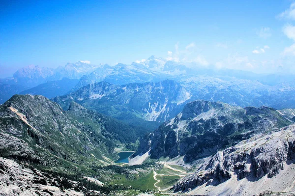 Mount Krn Krn göle Slovenya görüntülemek