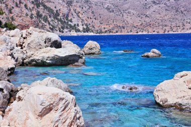 Turkuaz su Apella plajda kayalar ile