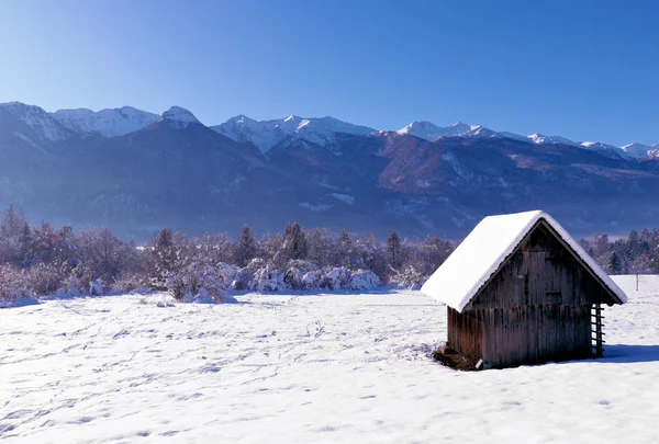 阳光明媚的冬日有山的小谷仓 — 图库照片