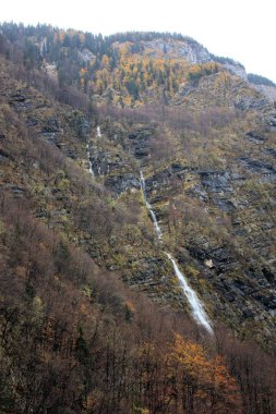 bohinj vadisinde yüksek şelale