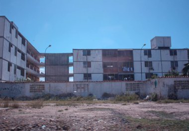 bazı çöplerden Kuman şehir apartmanın önünde