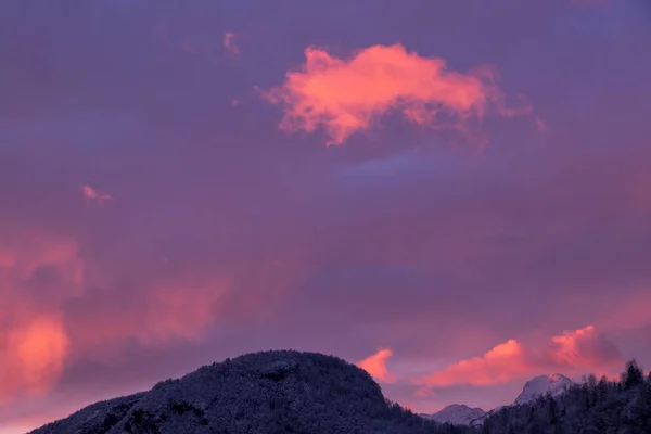 Червоне Небо Над Горами — стокове фото