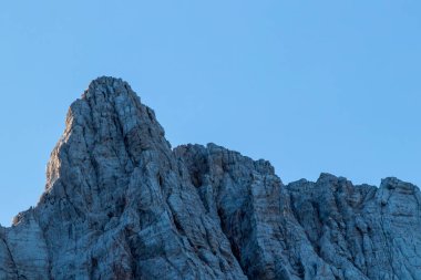 Güneşli Razor Dağı zirvesi sabah