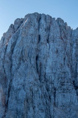 Skrlatica dağının kuzey tarafında.
