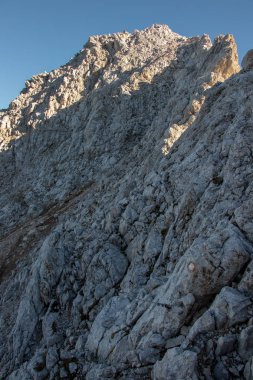 Güneşli dağ zirvesi Spik