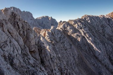 Spik zirvesinden hemen önce zorlu bir sırt.