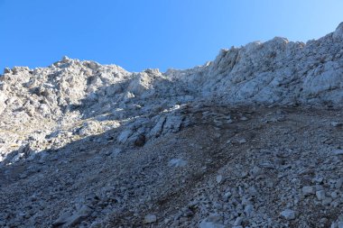 Pik dağına doğru yol al.