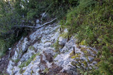Kayadaki demir çubuklar, pik 'e giden yol