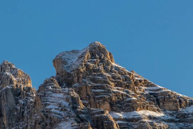Güneşli dağ zirvesi güzel görünüyor.