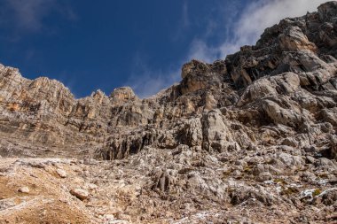 Krlatica zirvesinin altındaki aya bakan kayalar