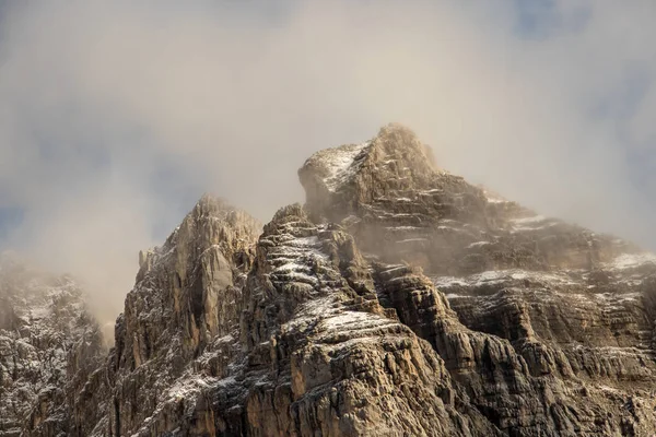 Krlatica Zirvesi Yakınlarında Sisle Kaplı Dağ Zirveleri — Stok fotoğraf
