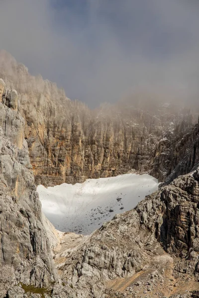 Sharp Olhando Montanhas Com Neve Abaixo — Fotografia de Stock