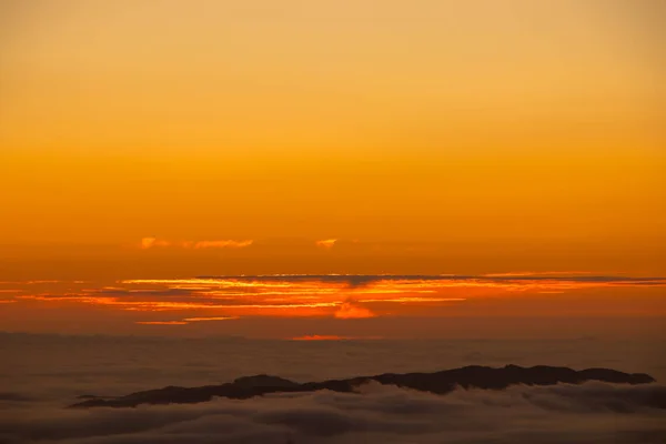 日の出の直前の赤い空 — ストック写真