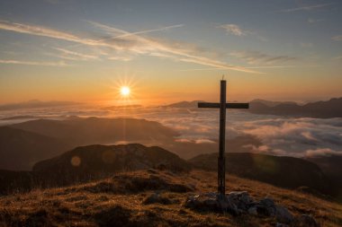Güneş ışığı bir dağın tepesinde, Bohinj.