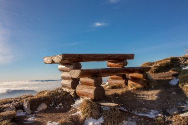 Yüksek dağlarda ahşap bank