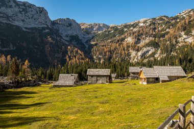 Dağ otlağındaki dağ kulübeleri Laz