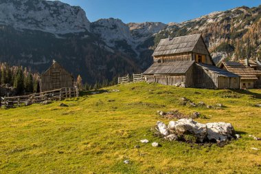 Dağ çayırında dağ kulübesi Laz.