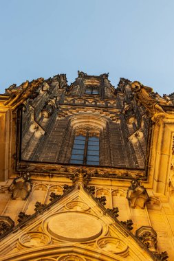 St. Vitus Katedrali 'nden gökyüzüne doğru yakın görüntü