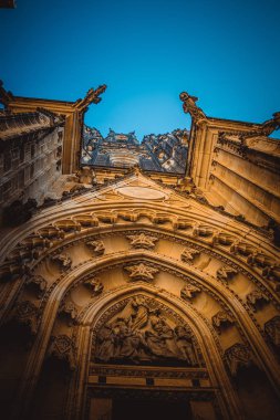 St. Vitus Katedrali 'nden gökyüzüne doğru bak