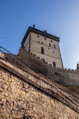 Güzel Karltejn kalesinin yüksek duvarları