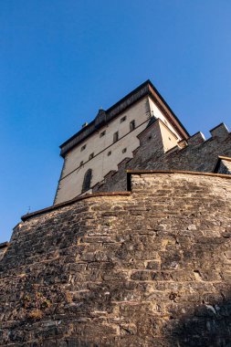 Karltejn kalesinin yüksek duvarları