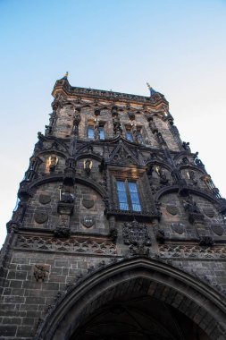 Prag şehrindeki eski gözetleme kulesi, sabah vakti.