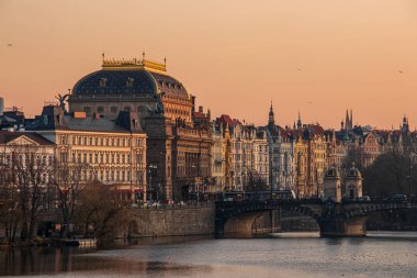 Prag 'da gün batımında ulusal tiyatro