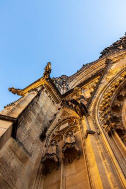 St. Vitus Katedrali 'nin girişinin üstündeki küçük heykel.