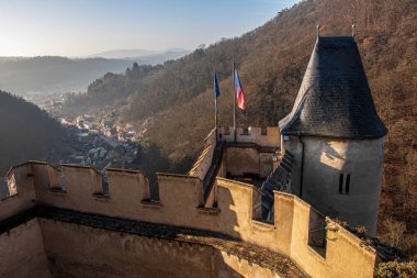 Karlstejn kalesinde bayraklar, sabah vakti
