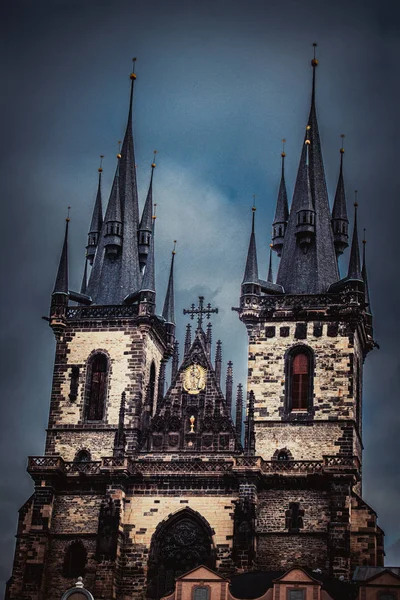 Tnの前に雲と聖母の教会 — ストック写真