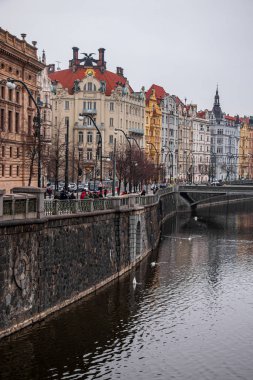 Prag 'daki Vltava nehrinin kıyısında.