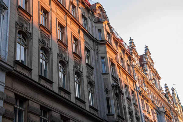 Prag 'daki güneşli eski binalar