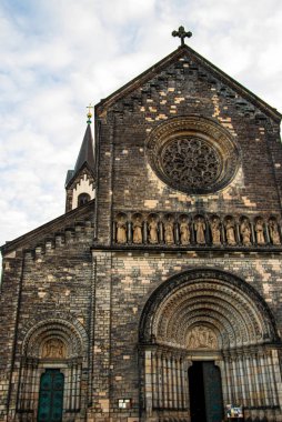 Azizler Kilisesi 'nin ön tarafında Cyril ve Methodius