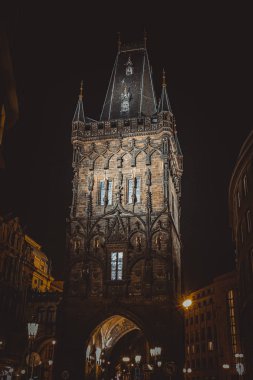 Prag şehrindeki gözetleme kulesinin resmini kapat.